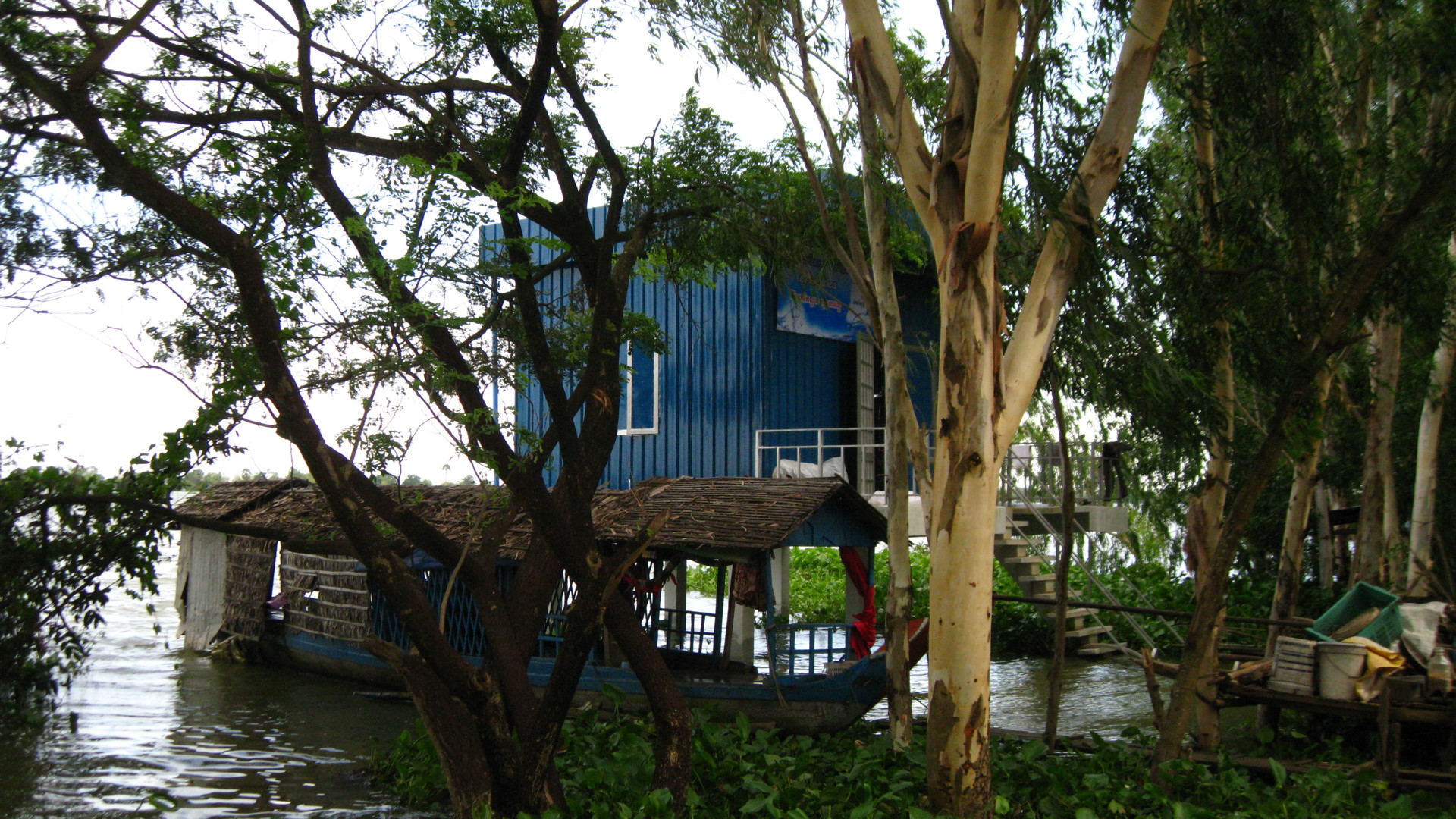 Affordable drinking water for floating communities and communities on the floodplains