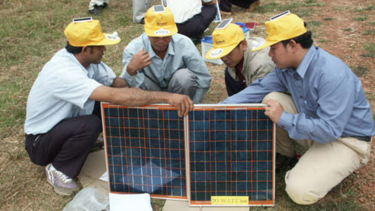Apporter l'éclairage solaire et l'électricité dans les villages isolés du Laos